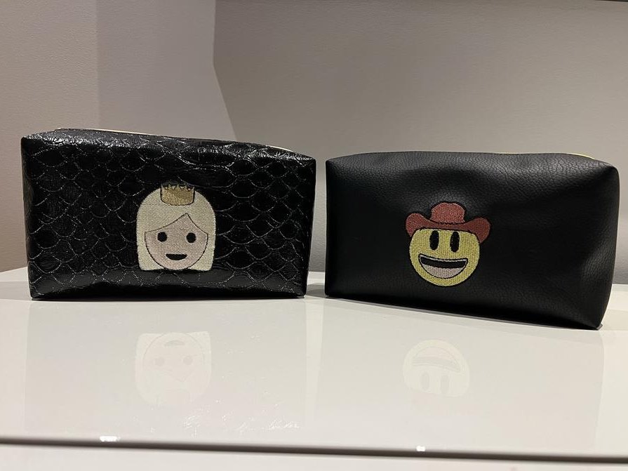 Deux trousses en simili noir avec broderies personnalisées : une princesse et un smiley cow-boy