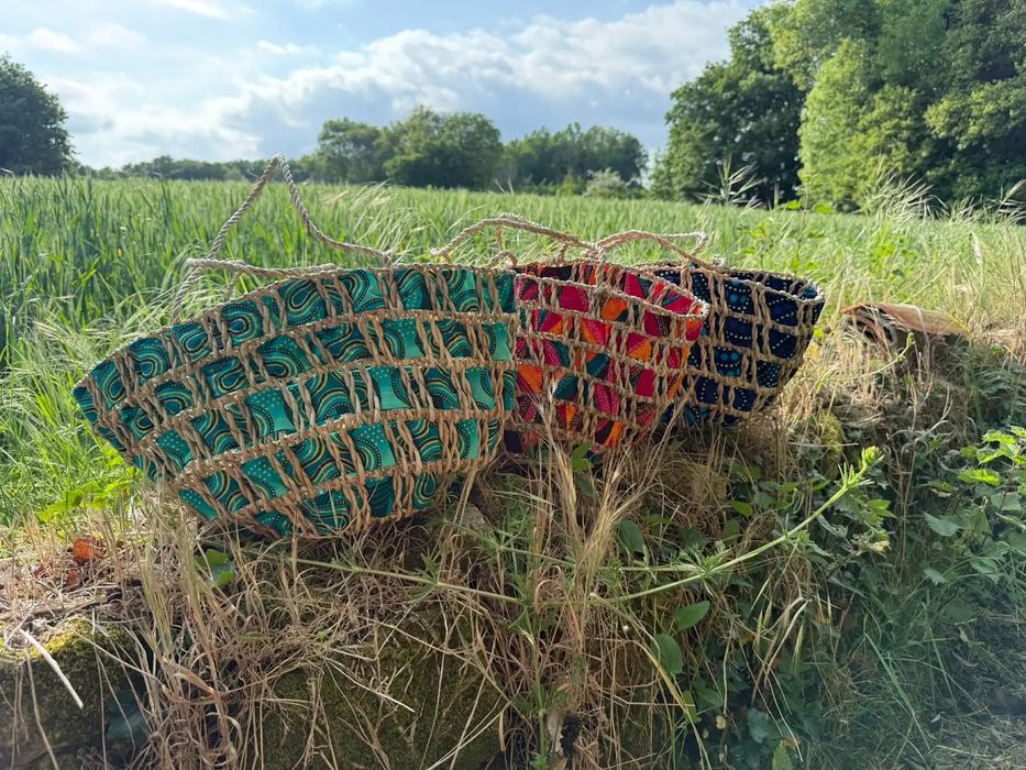 Panier tressé en jacinthe d'eau avec empiècement en tissu wax bleu et or