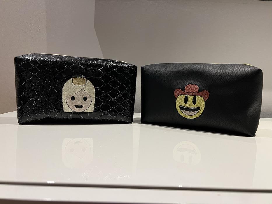 Duo de trousses de toilette noires brodées