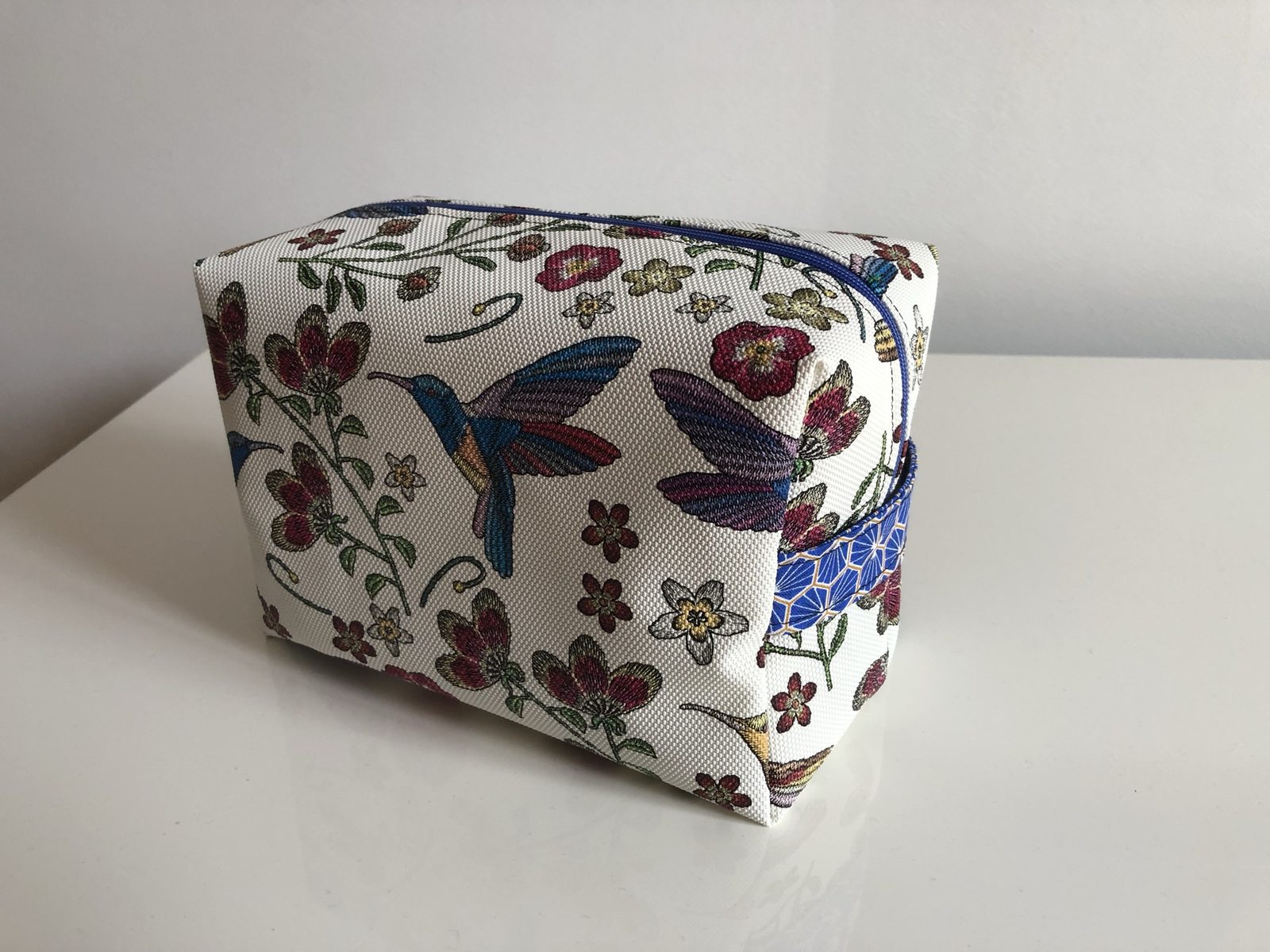 Trousse de toilette aux colibris et coton bleu à fleurs