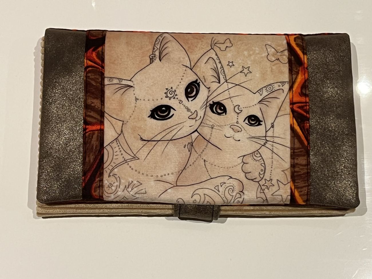 Portefeuille Complice à deux chats, simili cuir pailleté et tissu orange